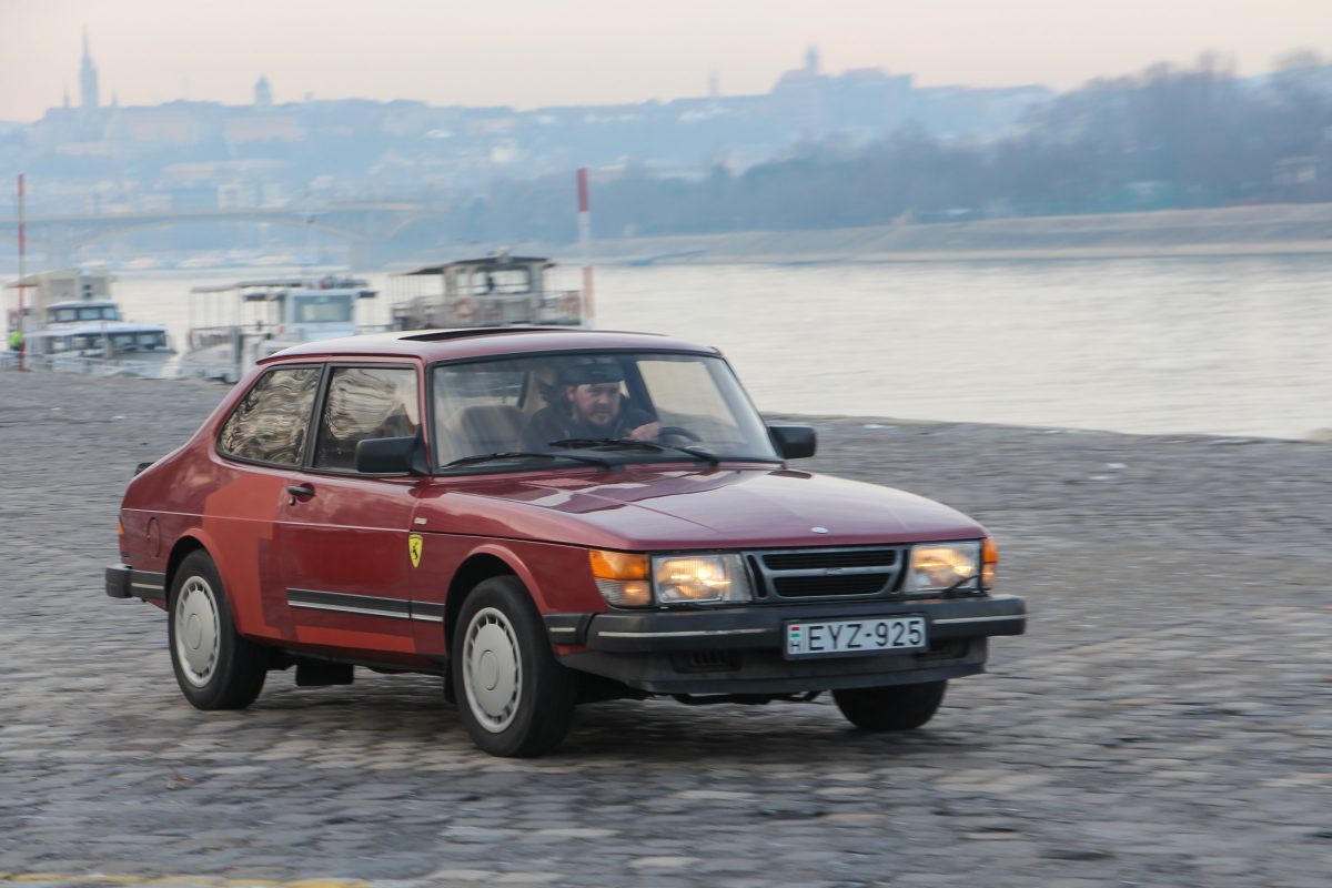 SAAB 900