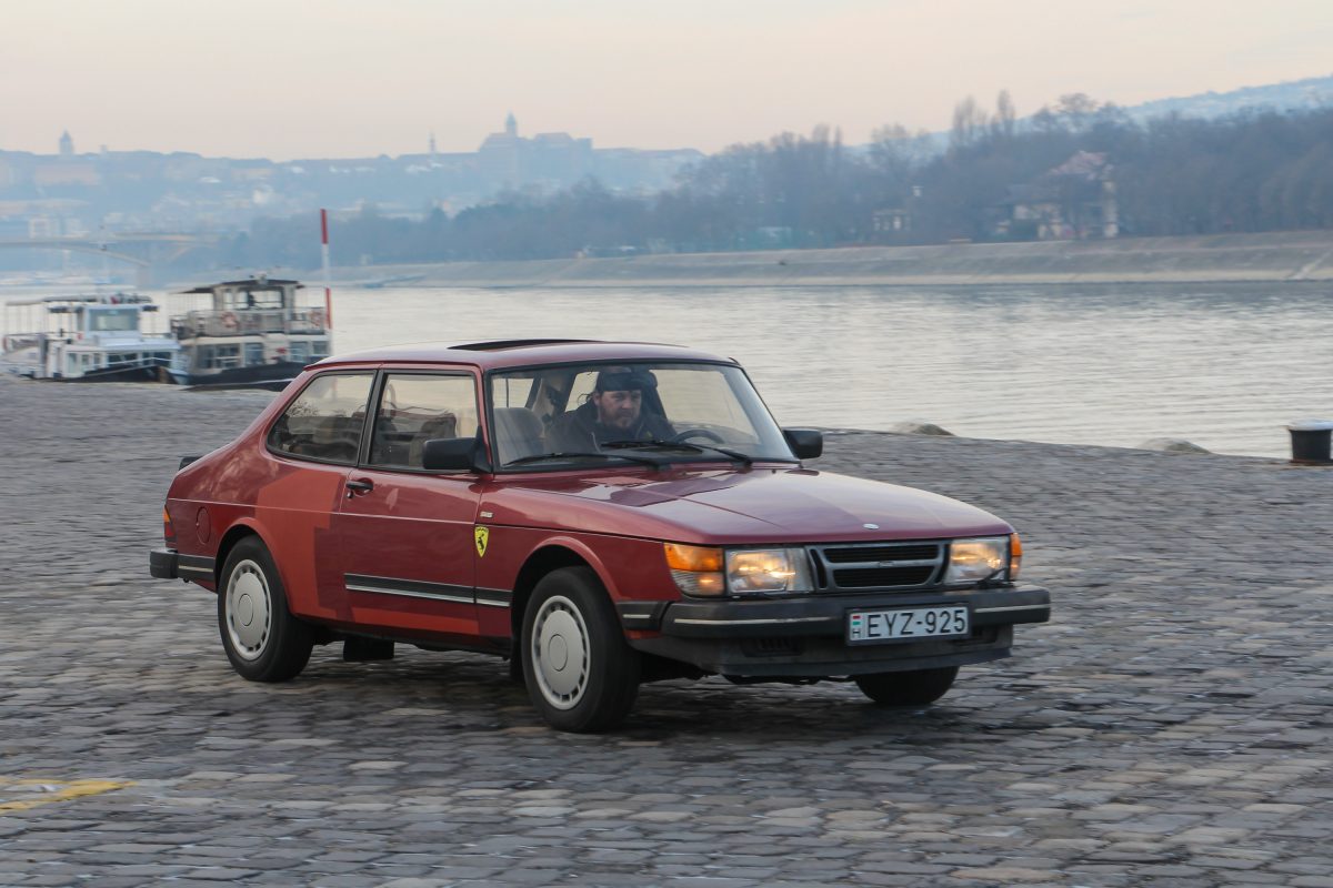 SAAB 900