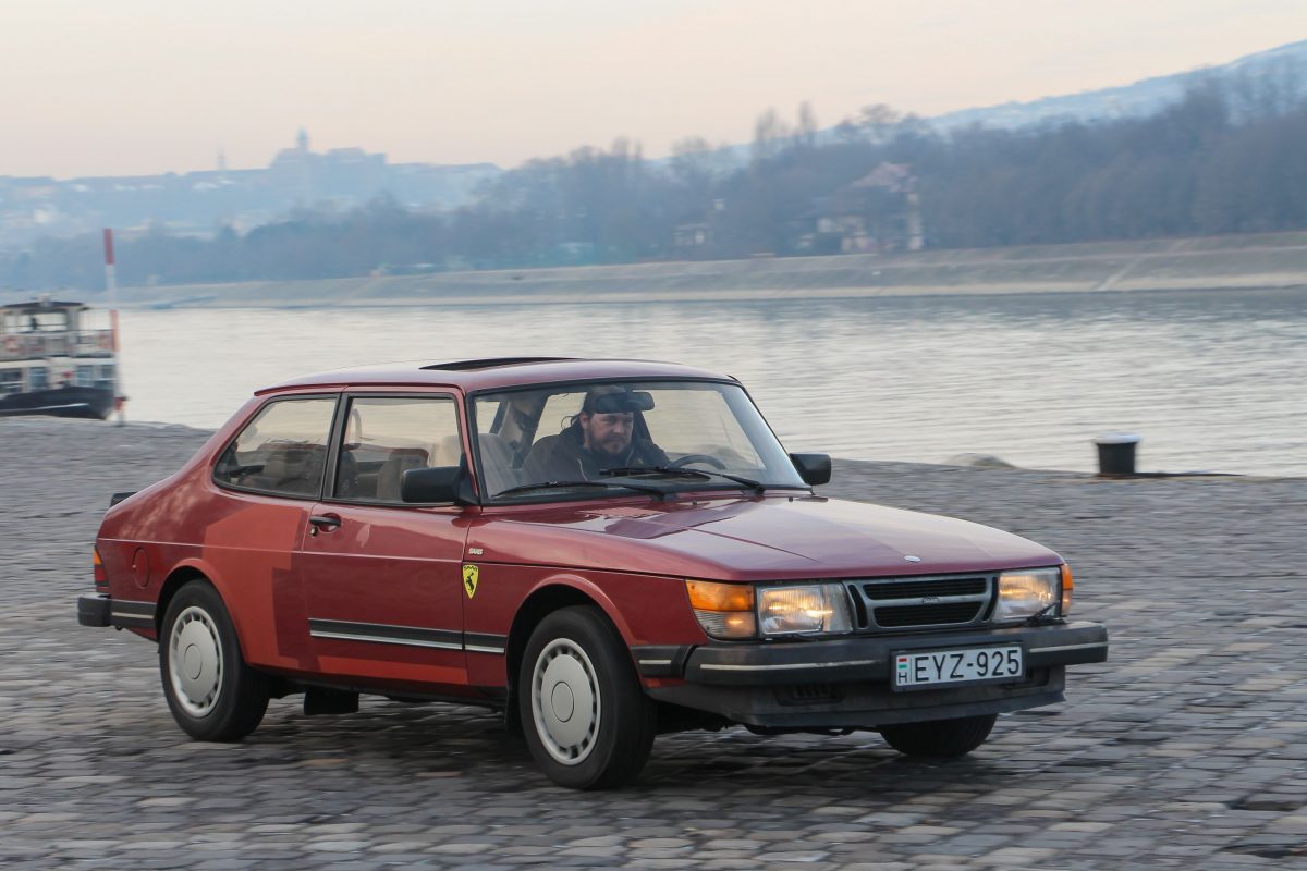 SAAB 900