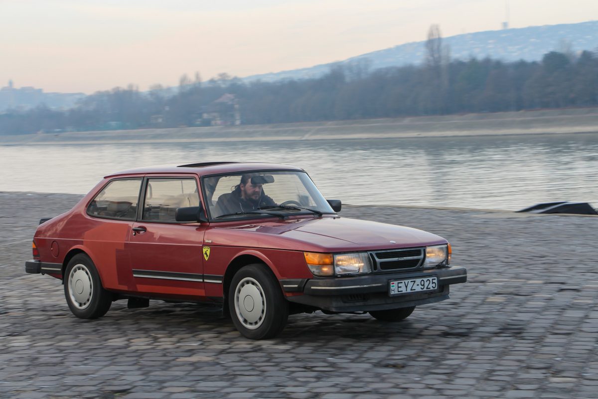 SAAB 900