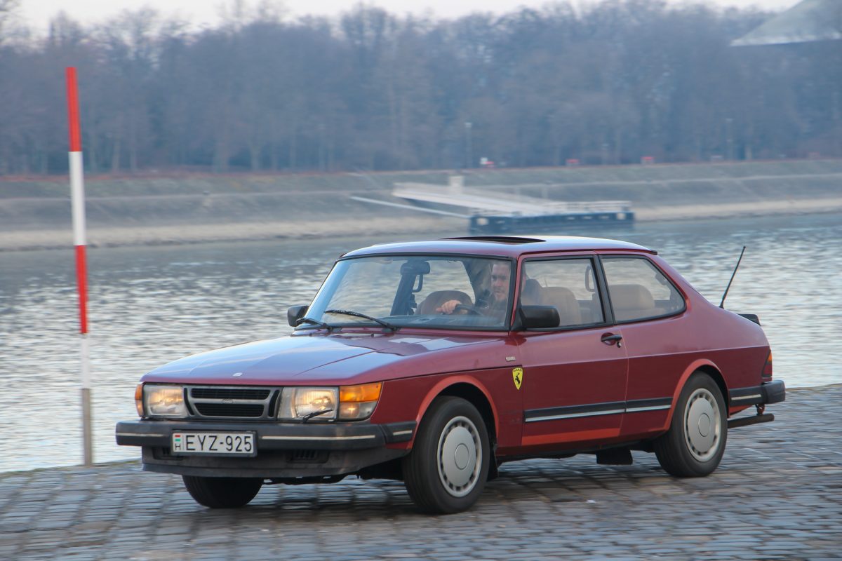 SAAB 900