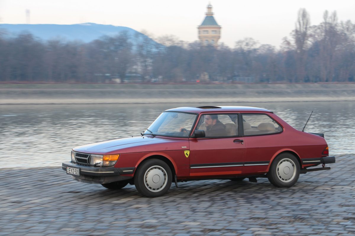 SAAB 900