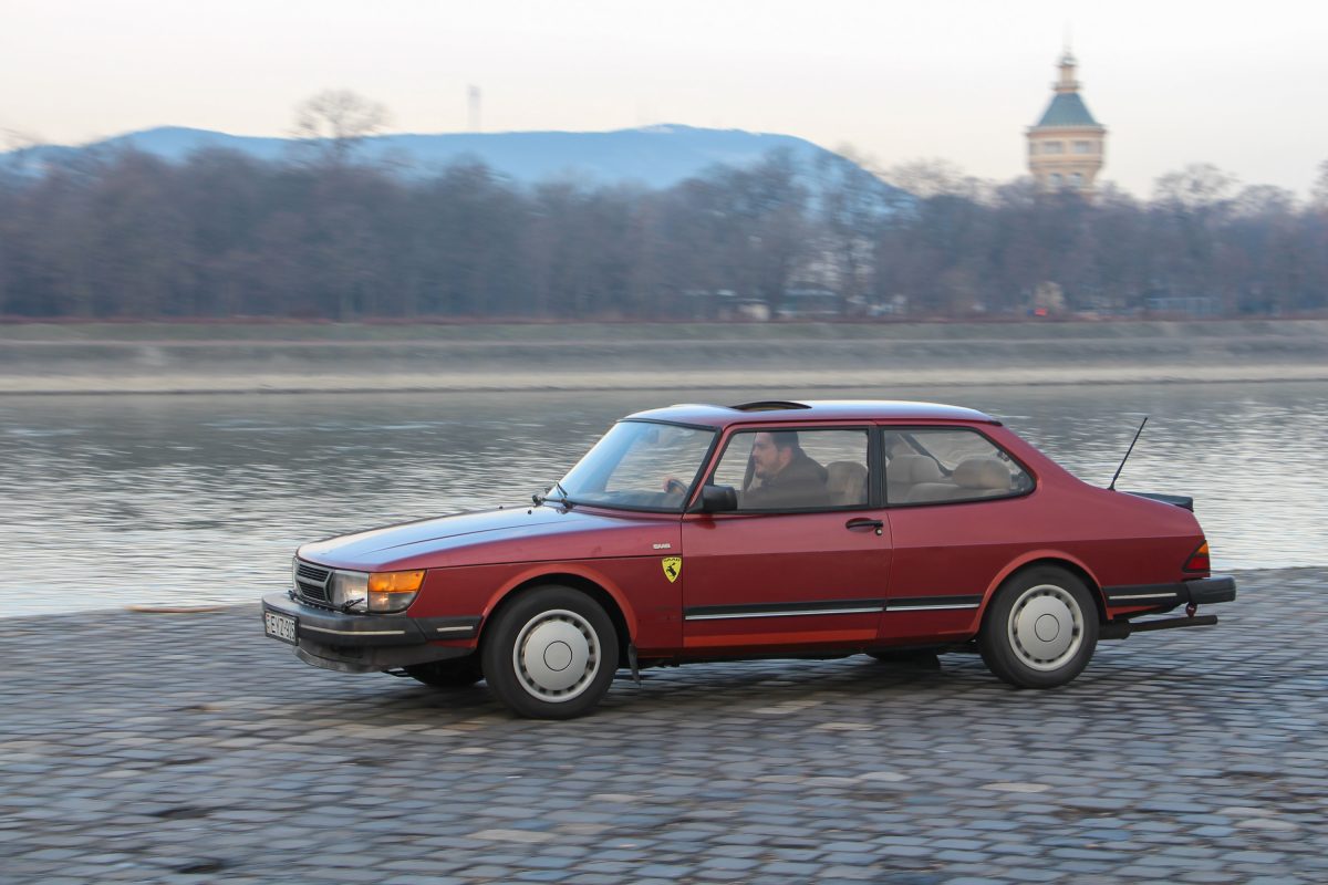 SAAB 900