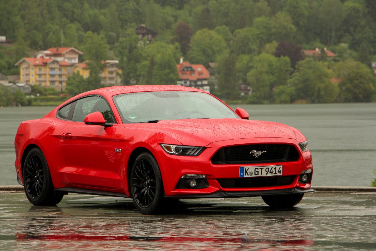 FORD MUSTANG