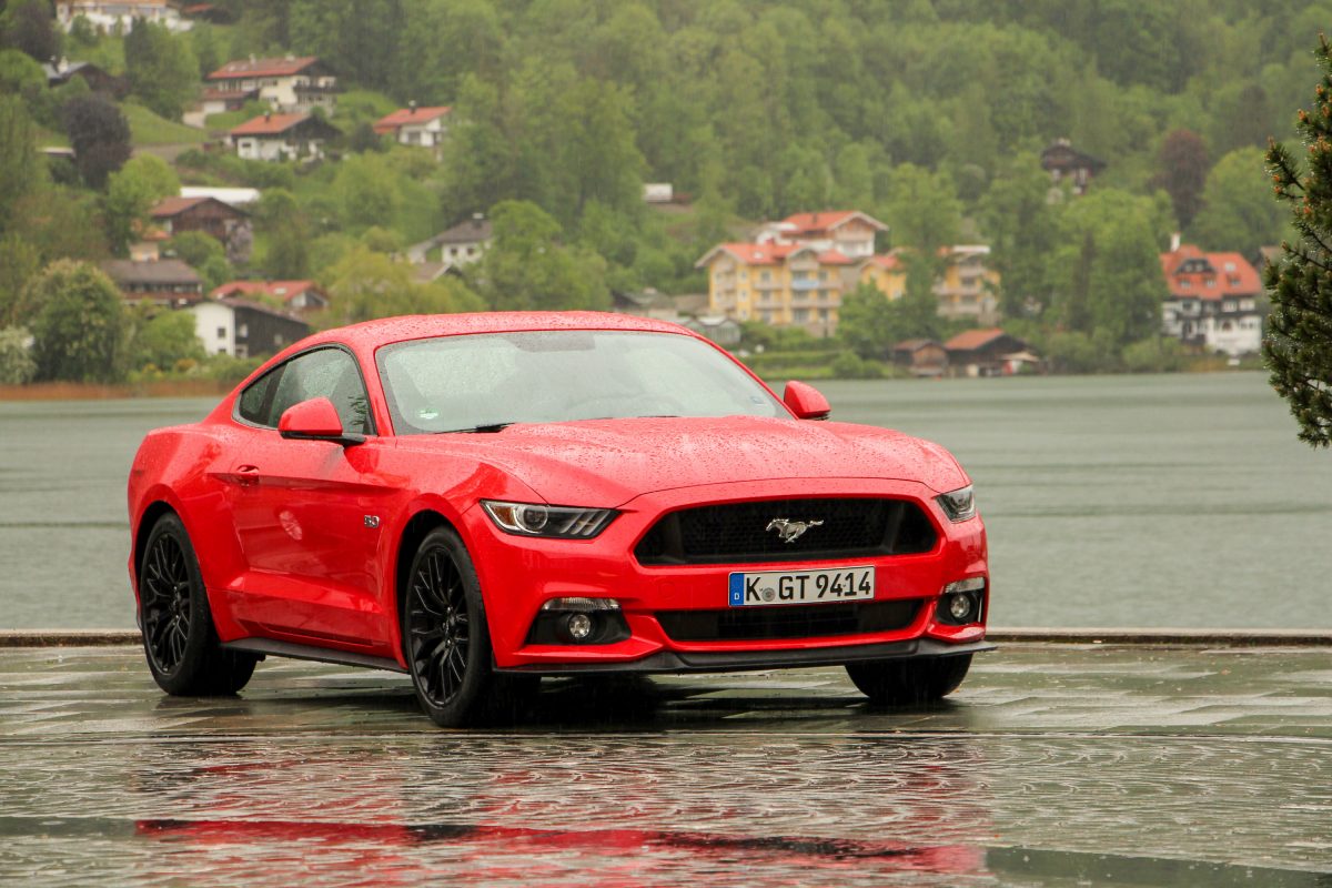 FORD MUSTANG