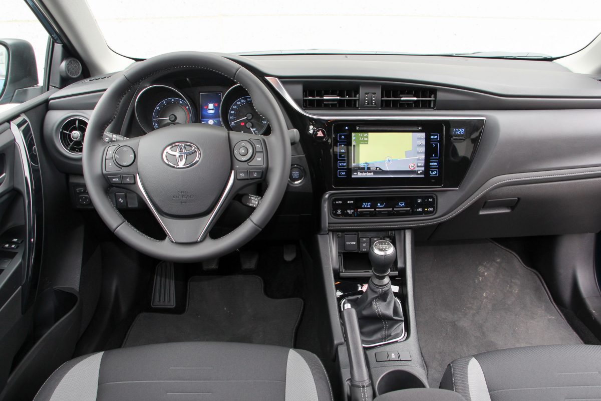 TOYOTA AURIS