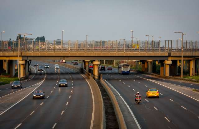 Sötétség az autópályán – Budaörs lekapcsolja a villanyt
