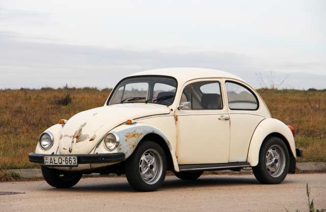 Rozsdásan is vonzó a már bő 40 éves VW Bogár