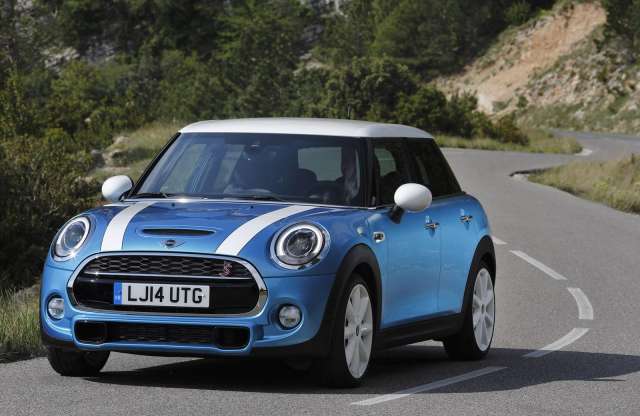 Új alapmotort kap az ötajtós Mini