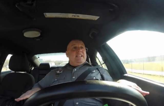 Ez a rendőrségi videók hete: itt a kocsiban éneklő járőr