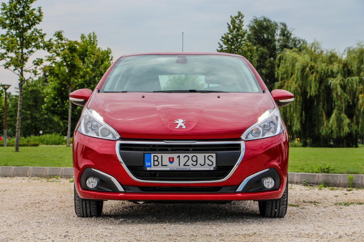PEUGEOT 208