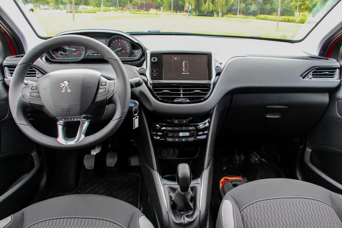 PEUGEOT 208
