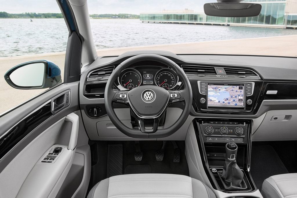 VOLKSWAGEN TOURAN