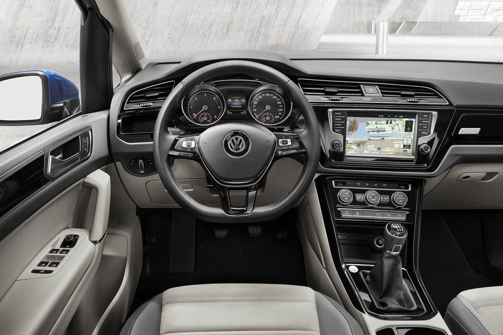 VOLKSWAGEN TOURAN