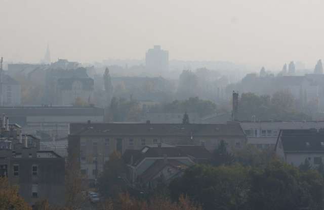 Kitiltják Párizsból a koros autókat