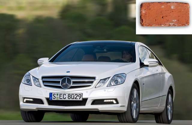 Téglaálló a Mercedes, vagy csak tolvaj volt béna?
