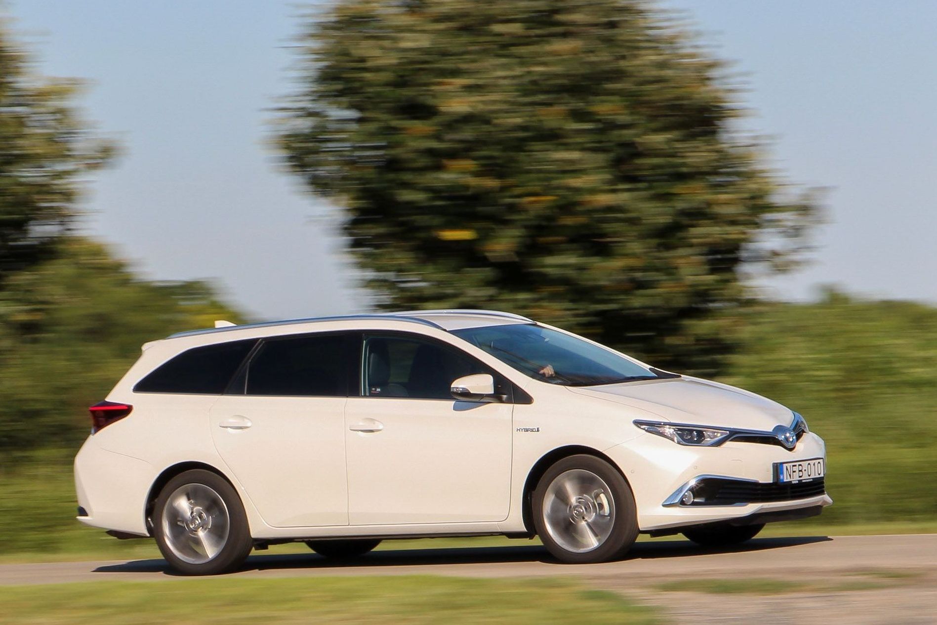 Csendesebb lett! Toyota Auris TS Hybrid teszt