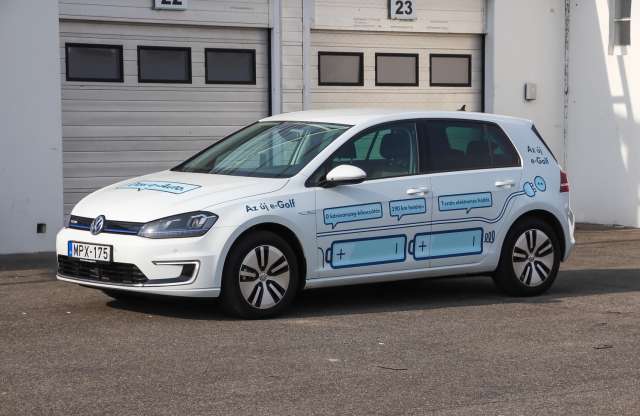 Közepes, fehér, hittérítő - a Volkswagen e-Golf