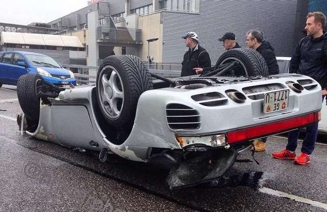 Elnézte a tempót, tetőre tette a Porschét