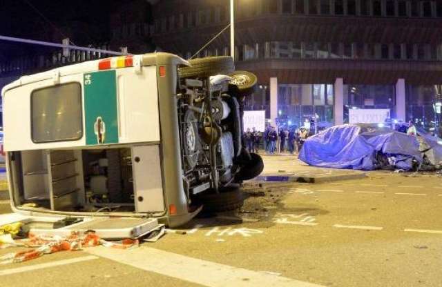 Álcázott 7-es BMW borított rendőrautót