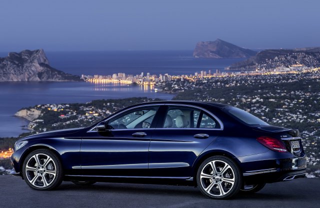 A Mercedes lefelé bővít: itt a 129 lóerős C-osztály