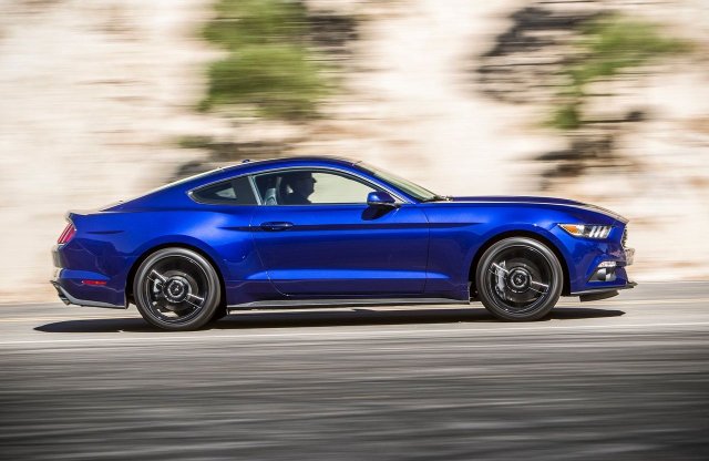 Négyhengeres motorral sem tohonya az új Ford Mustang