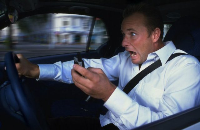 Nagyobb biztonságban autóznál? Kapcsold ki, tedd el a mobilod!