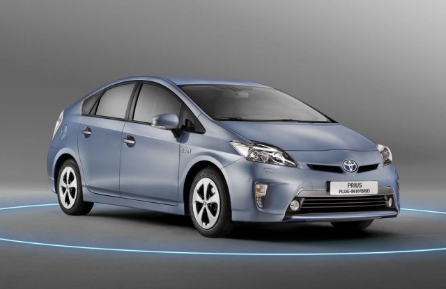 2016-ban jön az új plug-in Prius, a régi meg...