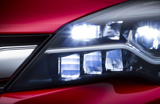Jön a nagy vetítés: LED-mátrix fényszóró az Opel Astra K-ban