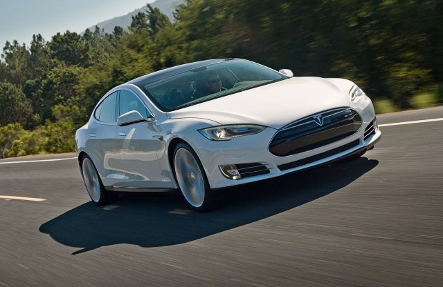 Június közepétől itthon is elérhető a Tesla Model S