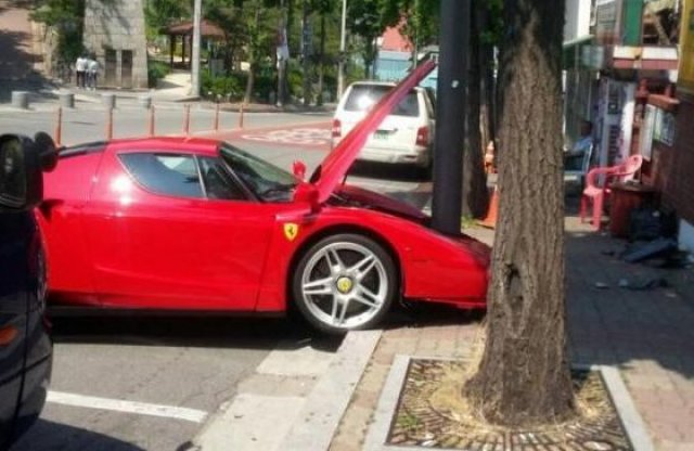 Vigyázat, fájni fog! Kettévágta az oszlop a Ferrari orrát