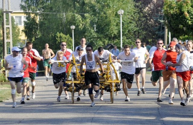 Ha ló nincs, jó az ember is. Kocsitoló verseny Kocson