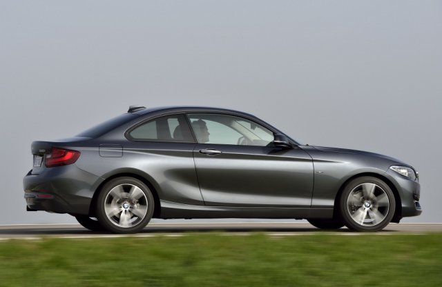 Nem kell félni, a BMW 2-es kupé marad hátul kaparós