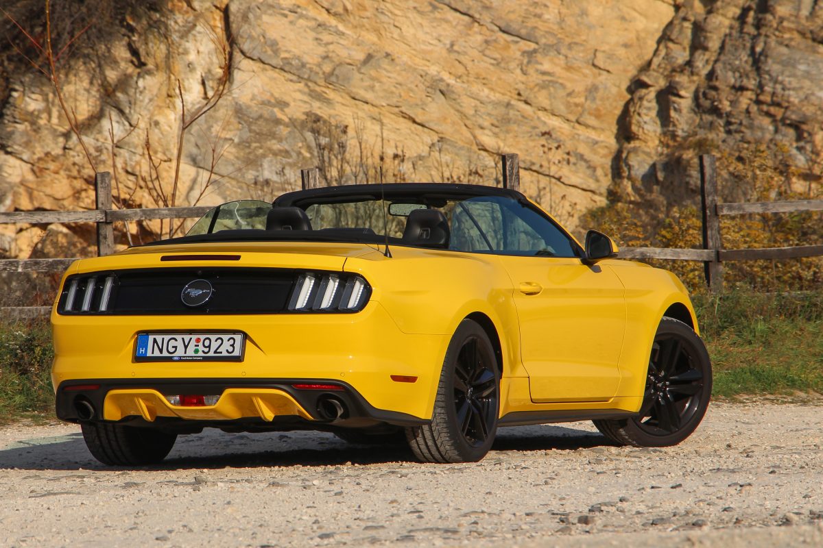 FORD MUSTANG