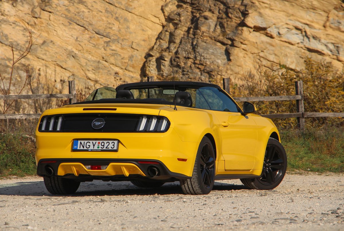 FORD MUSTANG