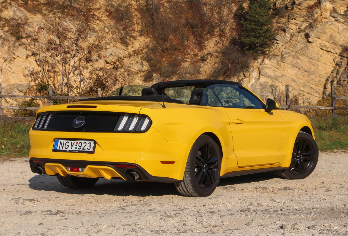 FORD MUSTANG