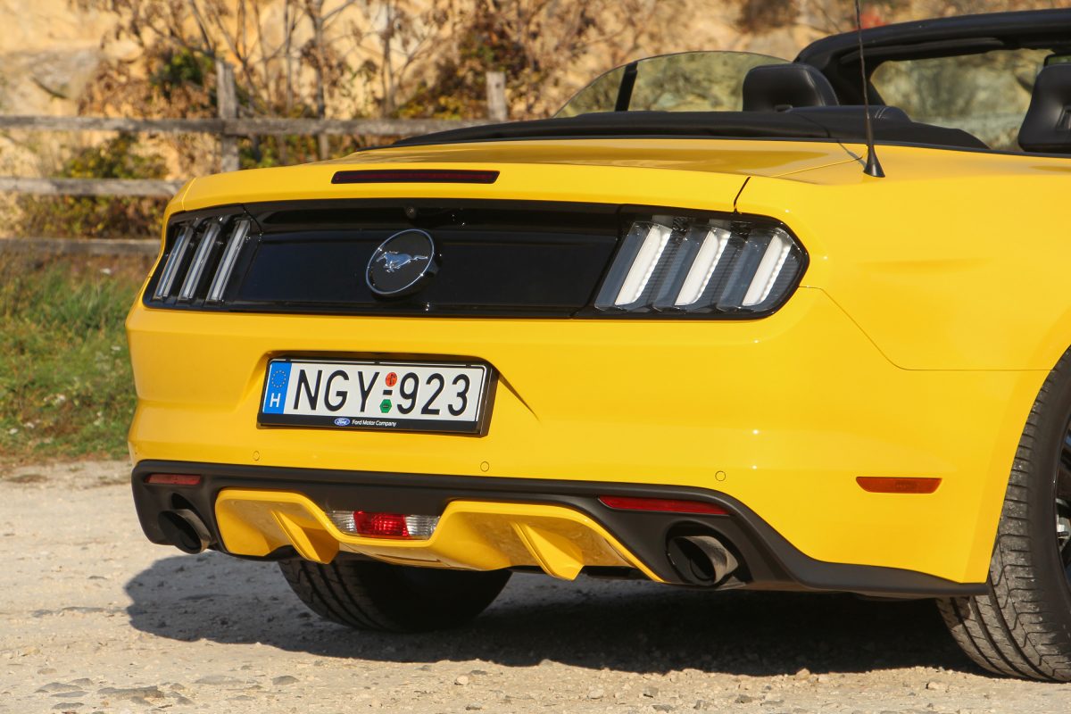 FORD MUSTANG