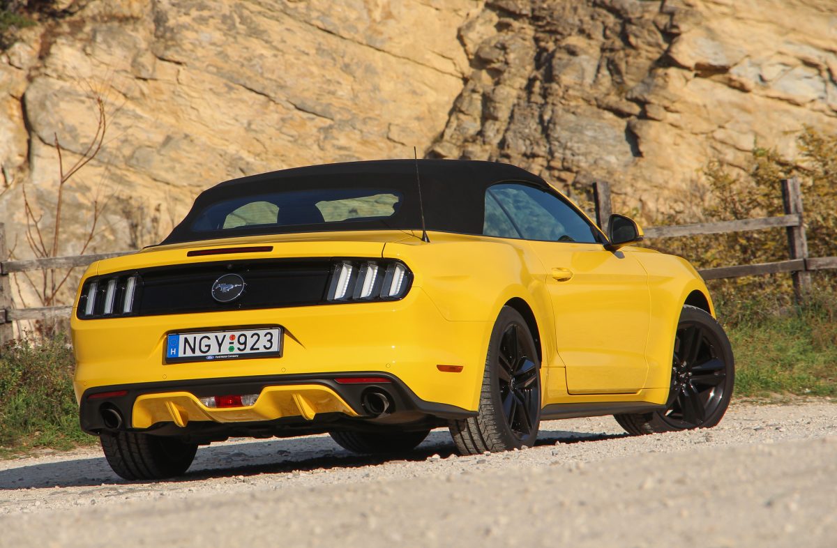 FORD MUSTANG