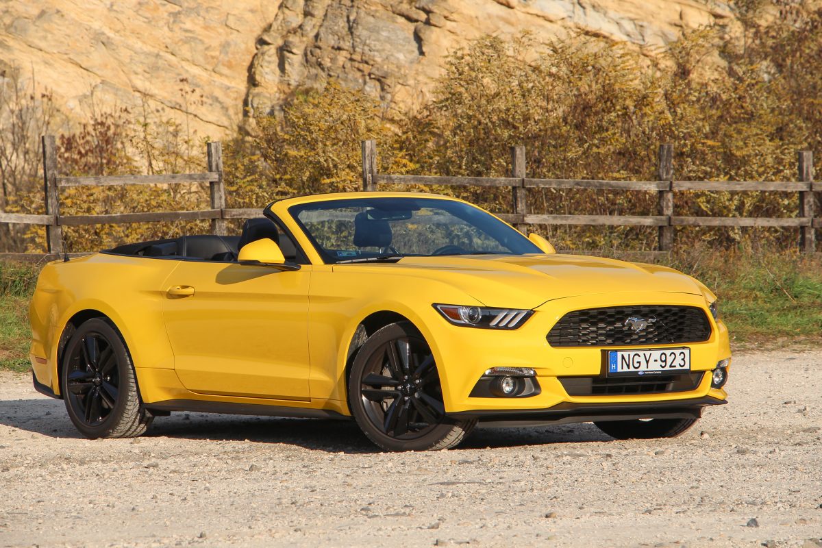 FORD MUSTANG