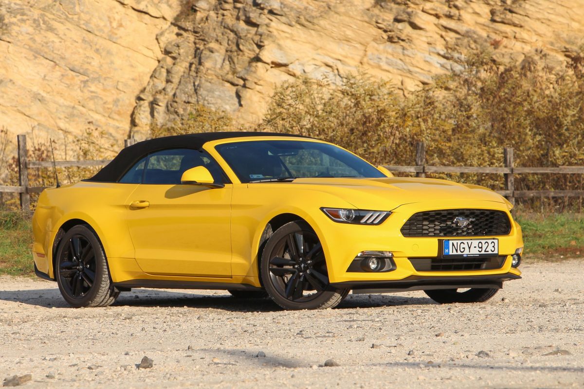 FORD MUSTANG