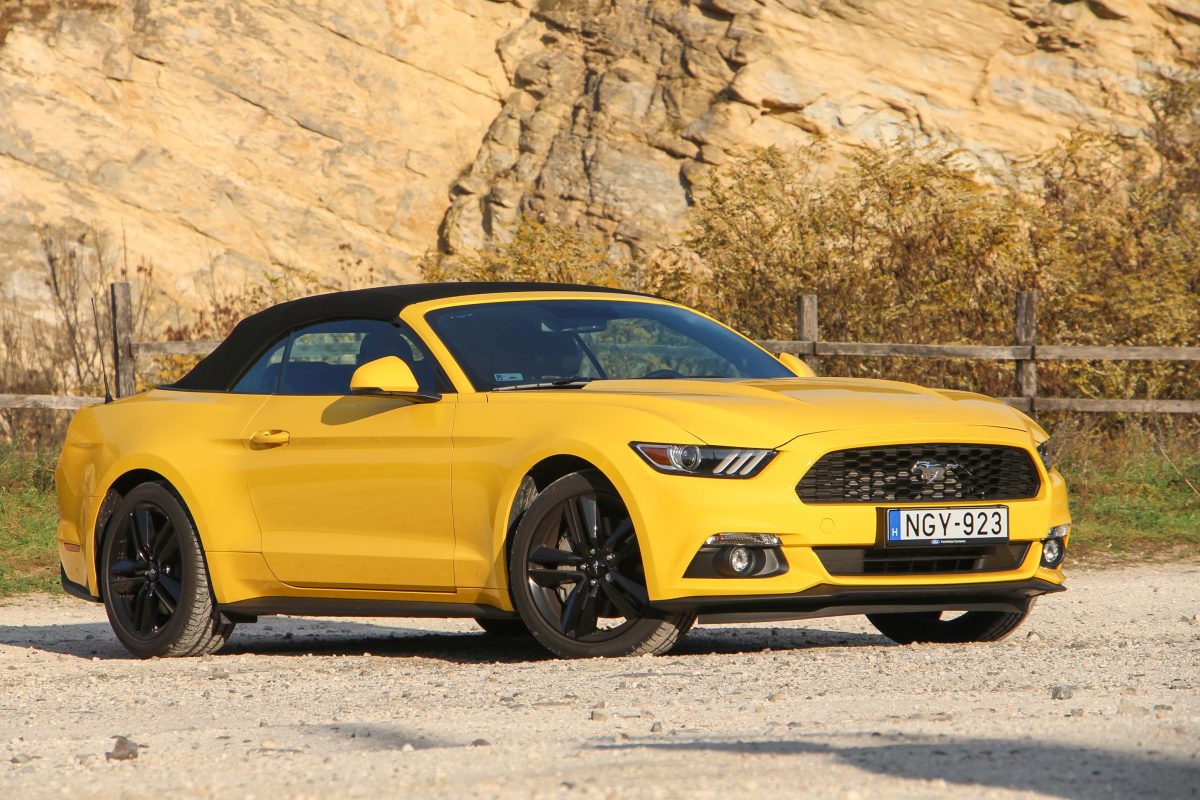 FORD MUSTANG