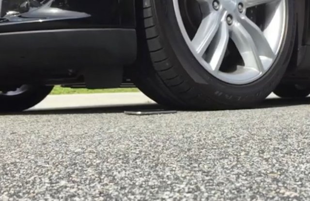 Teslával zúztak le egy okostelefont