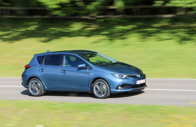 Mindenki nyugodjon le! Hibridként olcsóbb az új Toyota Auris