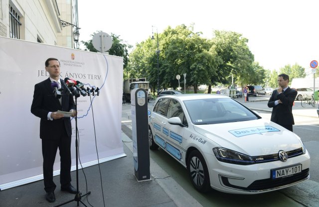 Már idén kizöldülhetnek a rendszámok a villanyautókon