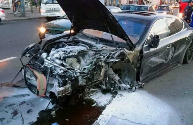 Száz méter után zúzta le a Porschét a női sofőr