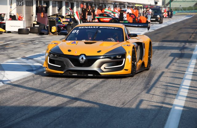 Renault-k a ringen, minden mennyiségben