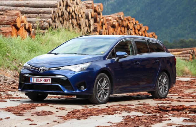 Jobbra gyúrva - próbán az új Toyota Avensis