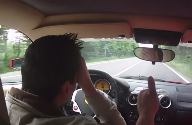 Hatalmasat mentett közúton a Ferrari sofőrje