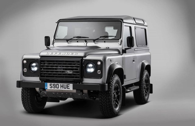 Bear Grylls is besegített a kétmilliomodik Defender megépítésébe