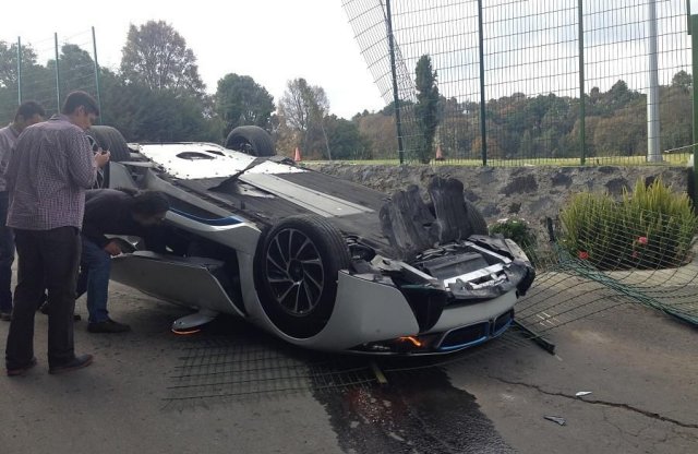 Besokallt és tetőre tette a BMW i8-at az újságíró